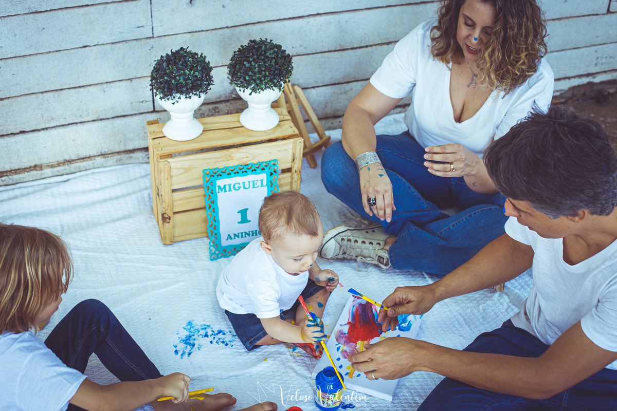 família pintando com tinta