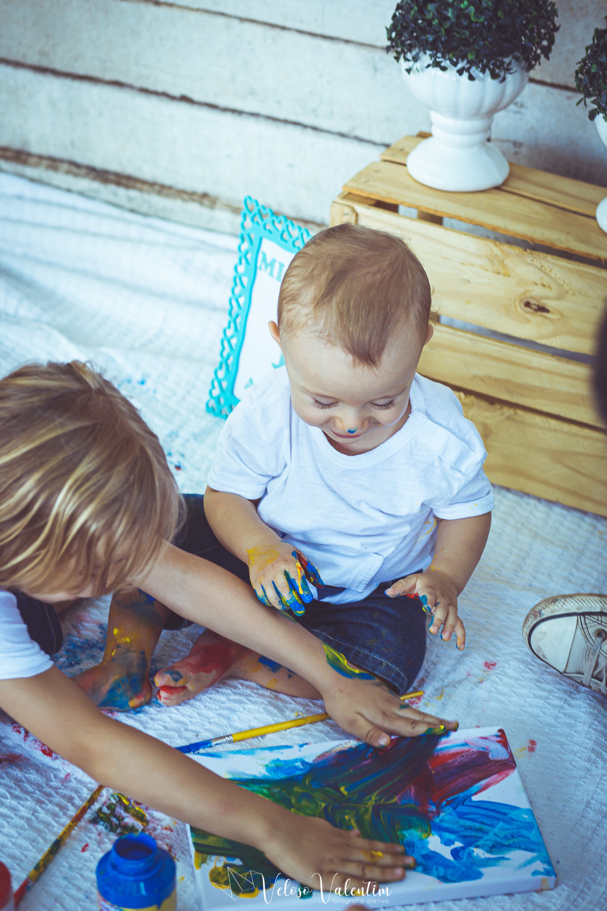 irmãos pintando