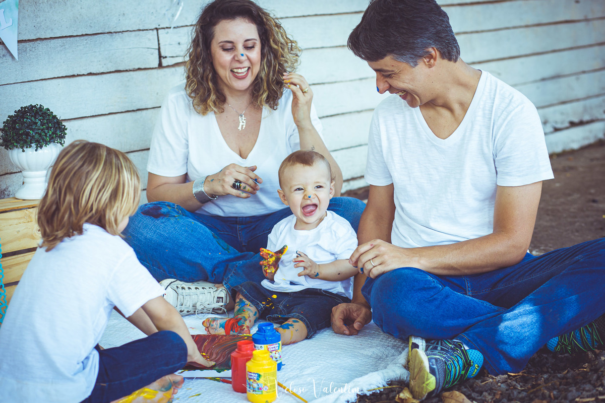 pais e filhos sujos de tinta