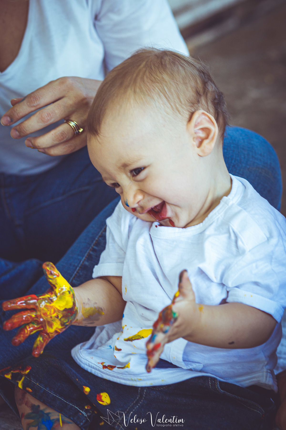 bebê fofo com tinta