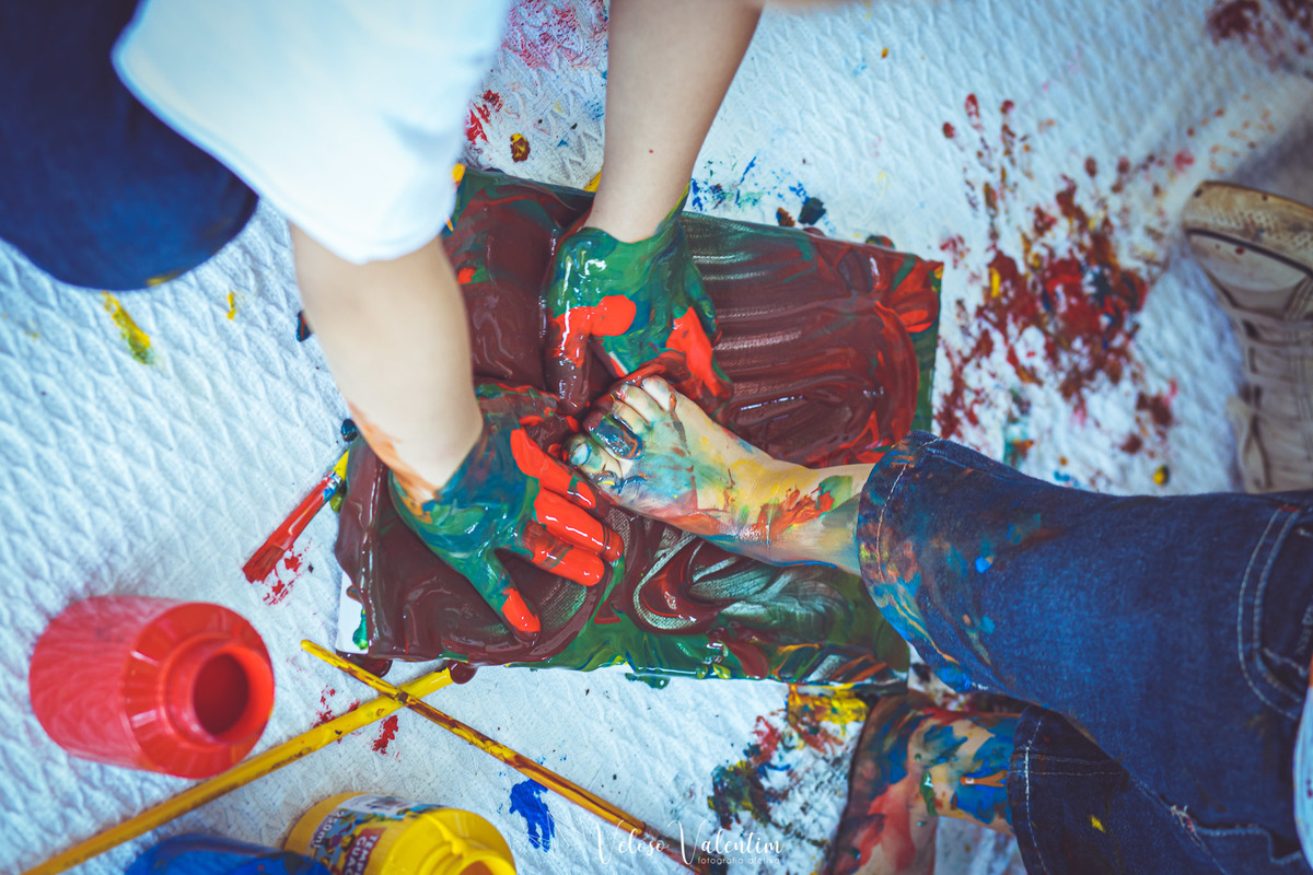 mãos e pé de crianças com tinta