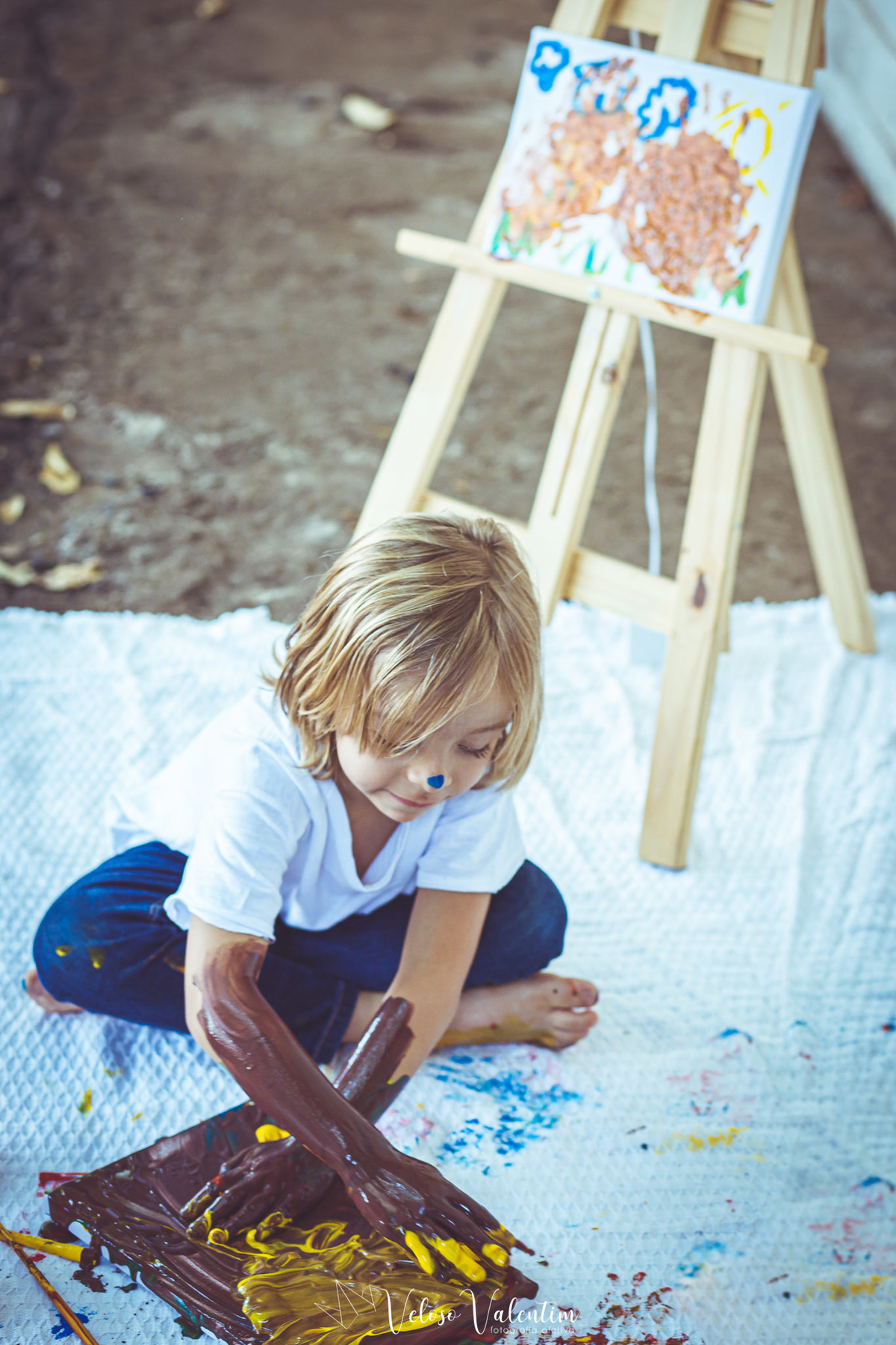 criança brincando com tinta
