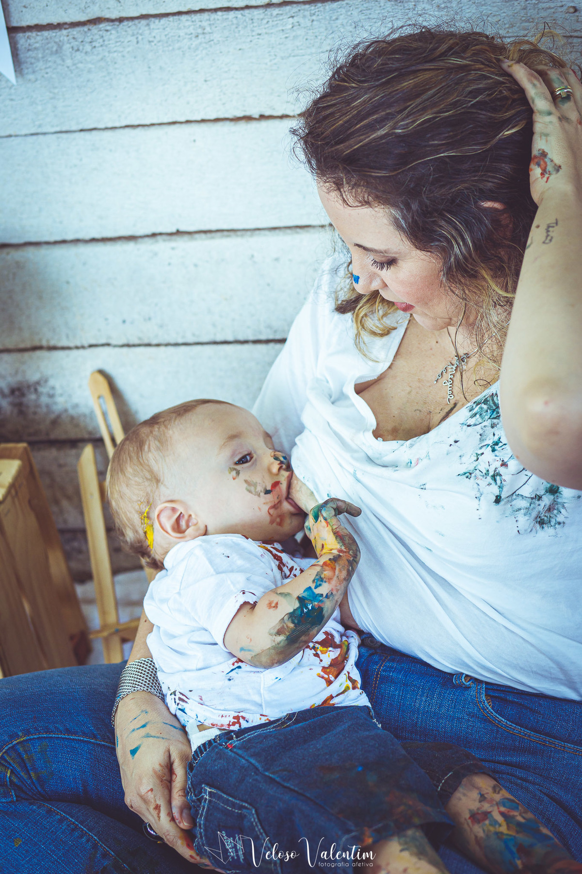 bebê mamando sujo de tinta