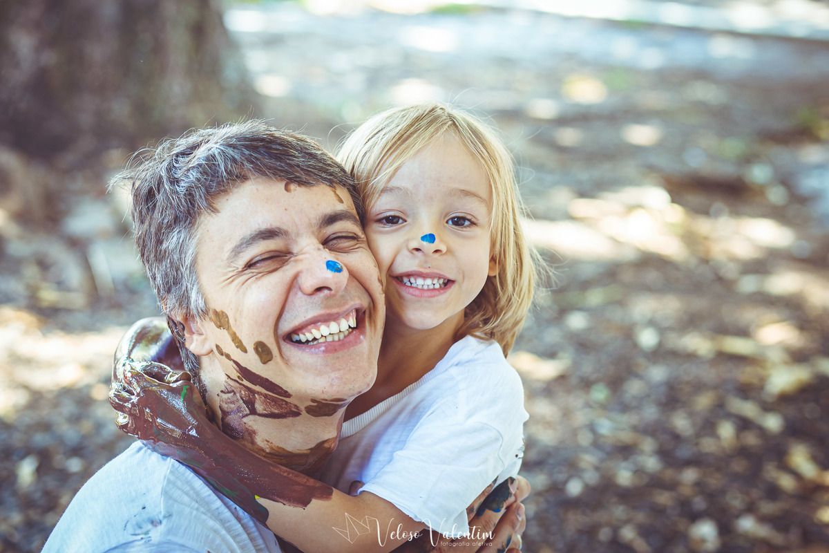 pai e filho abraçados com tinta