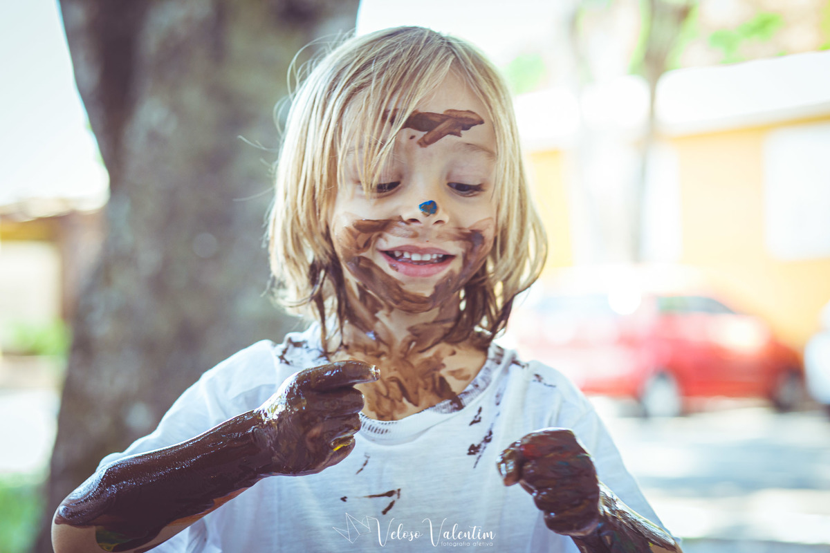 menino todo sujo com tinta