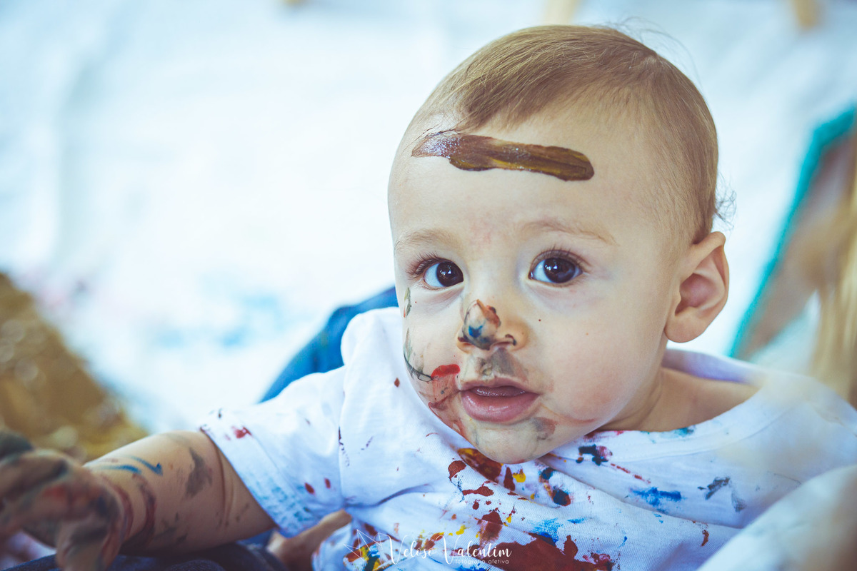 bebê com a cara pintada