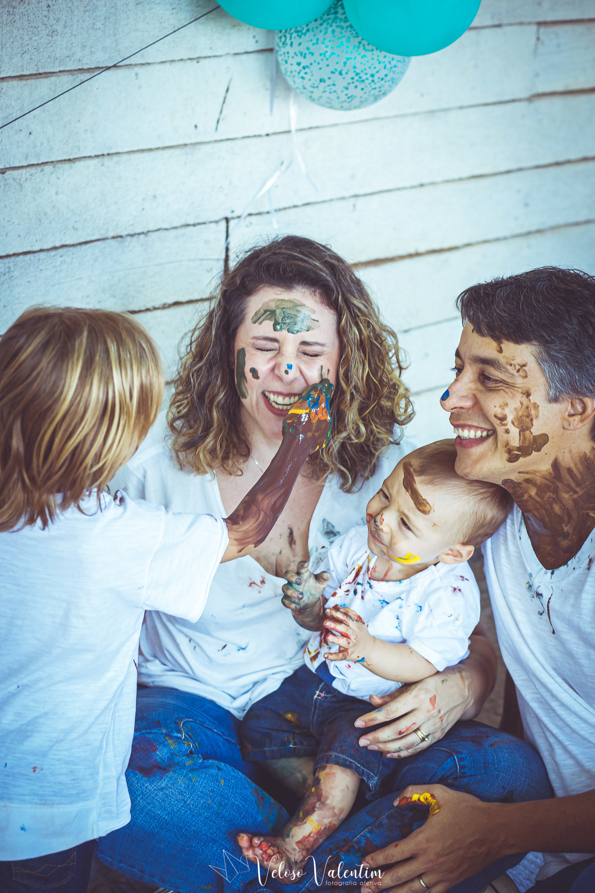 família lambuzada de tinta