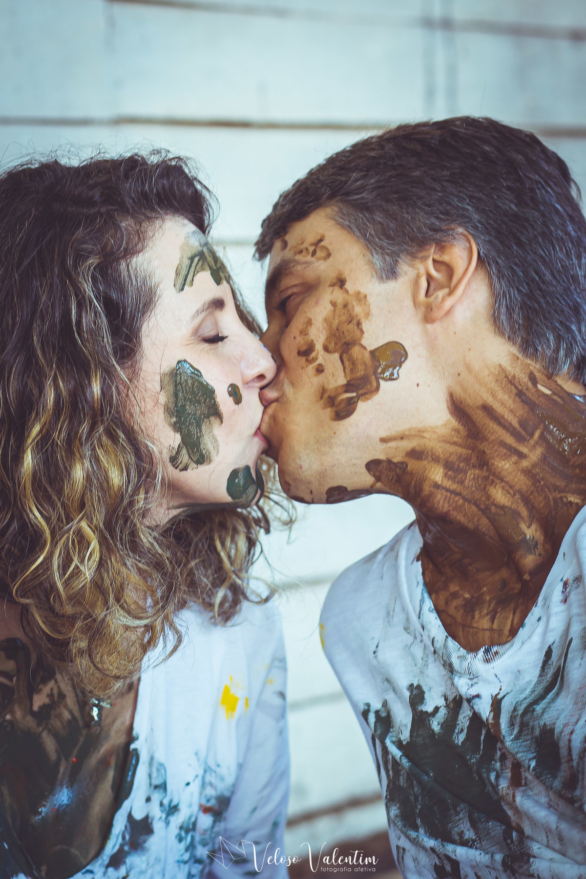 homem e mulher se beijando sujos de tinta