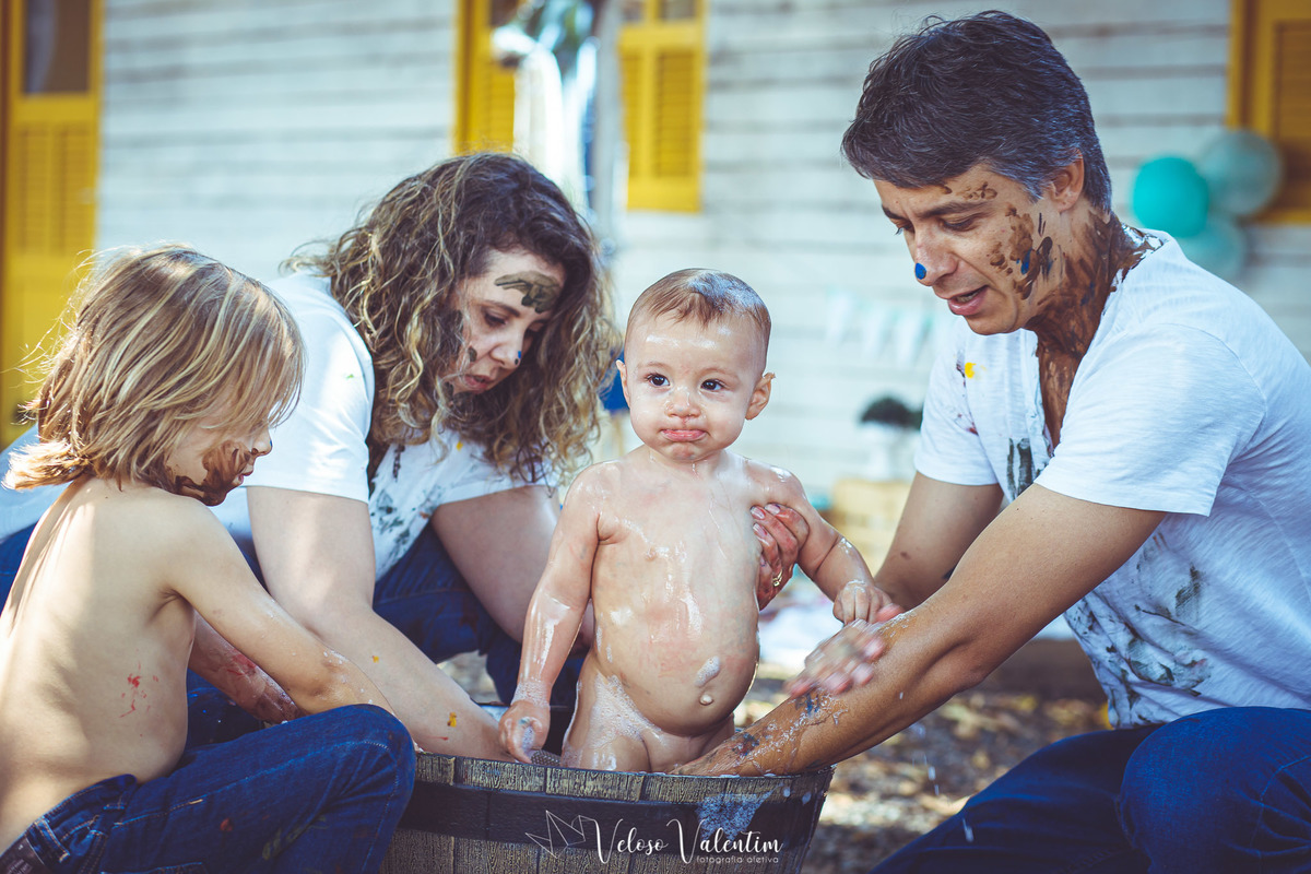 família dando banho de ofurô no bebê