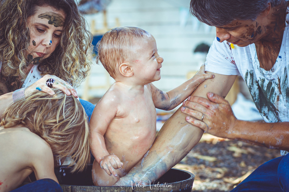 bebê no banho rindo para o pai