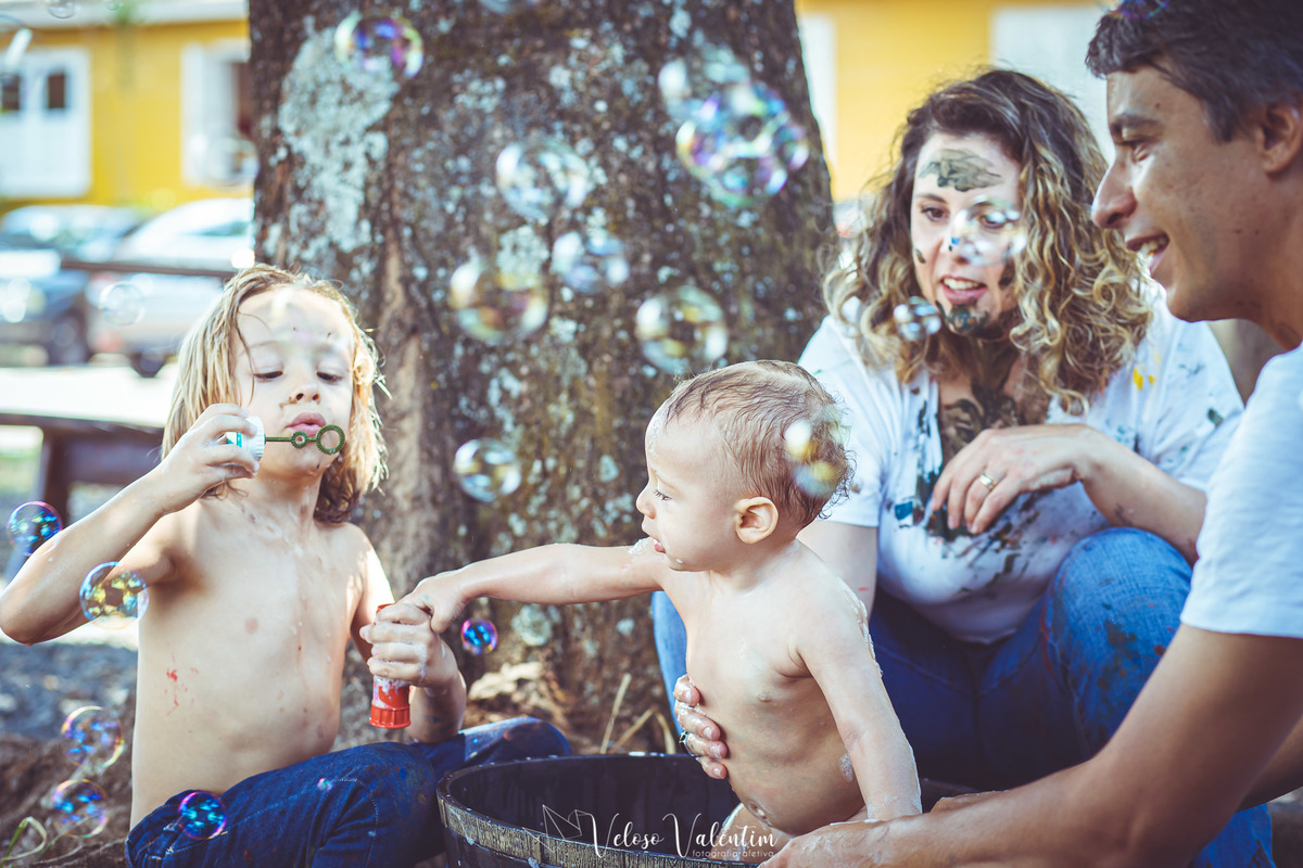 família brinca com bolhas de sabão