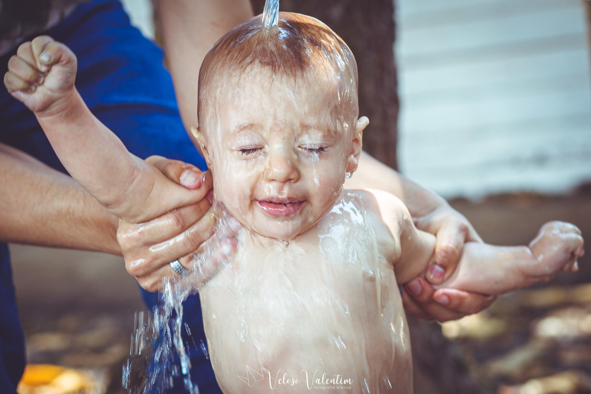 bebê tomando banho
