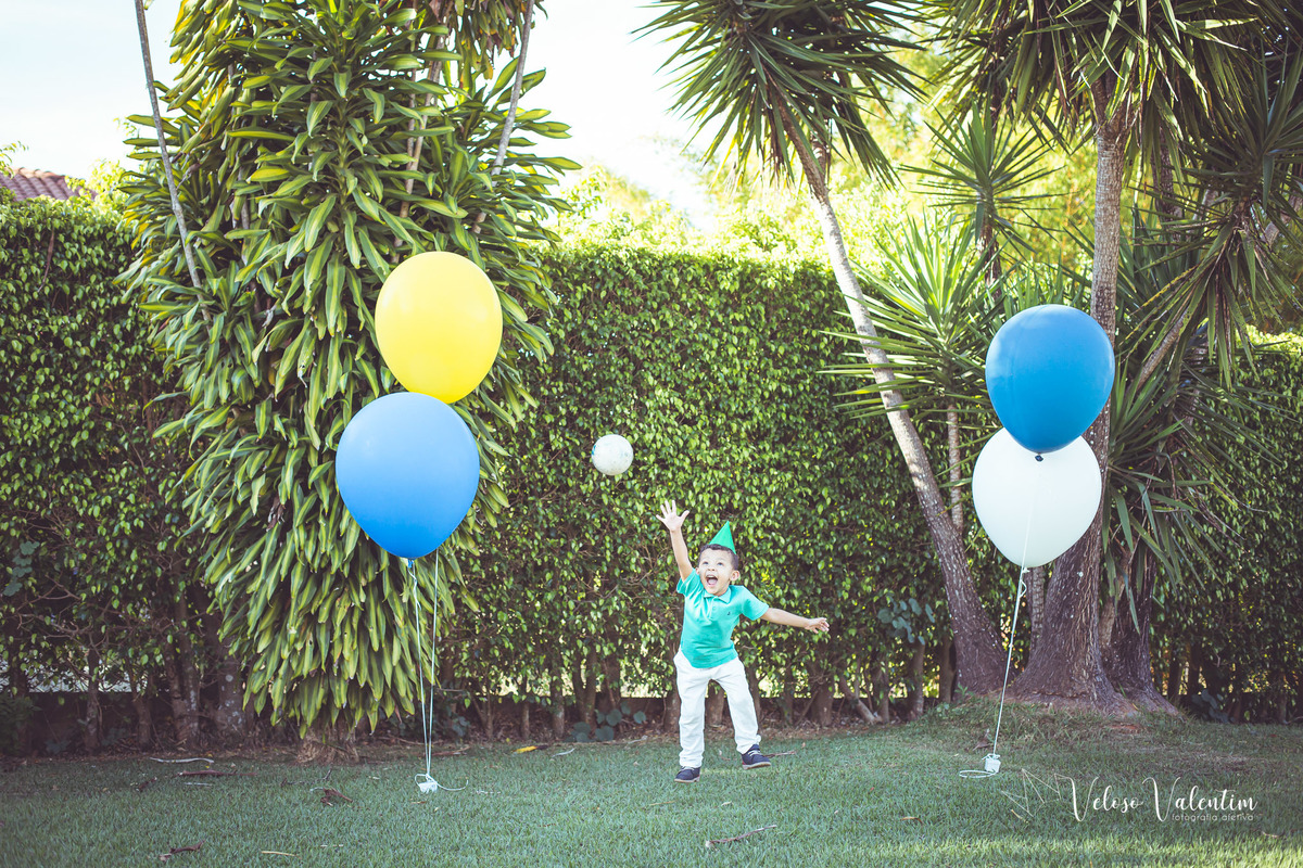 criança com balões