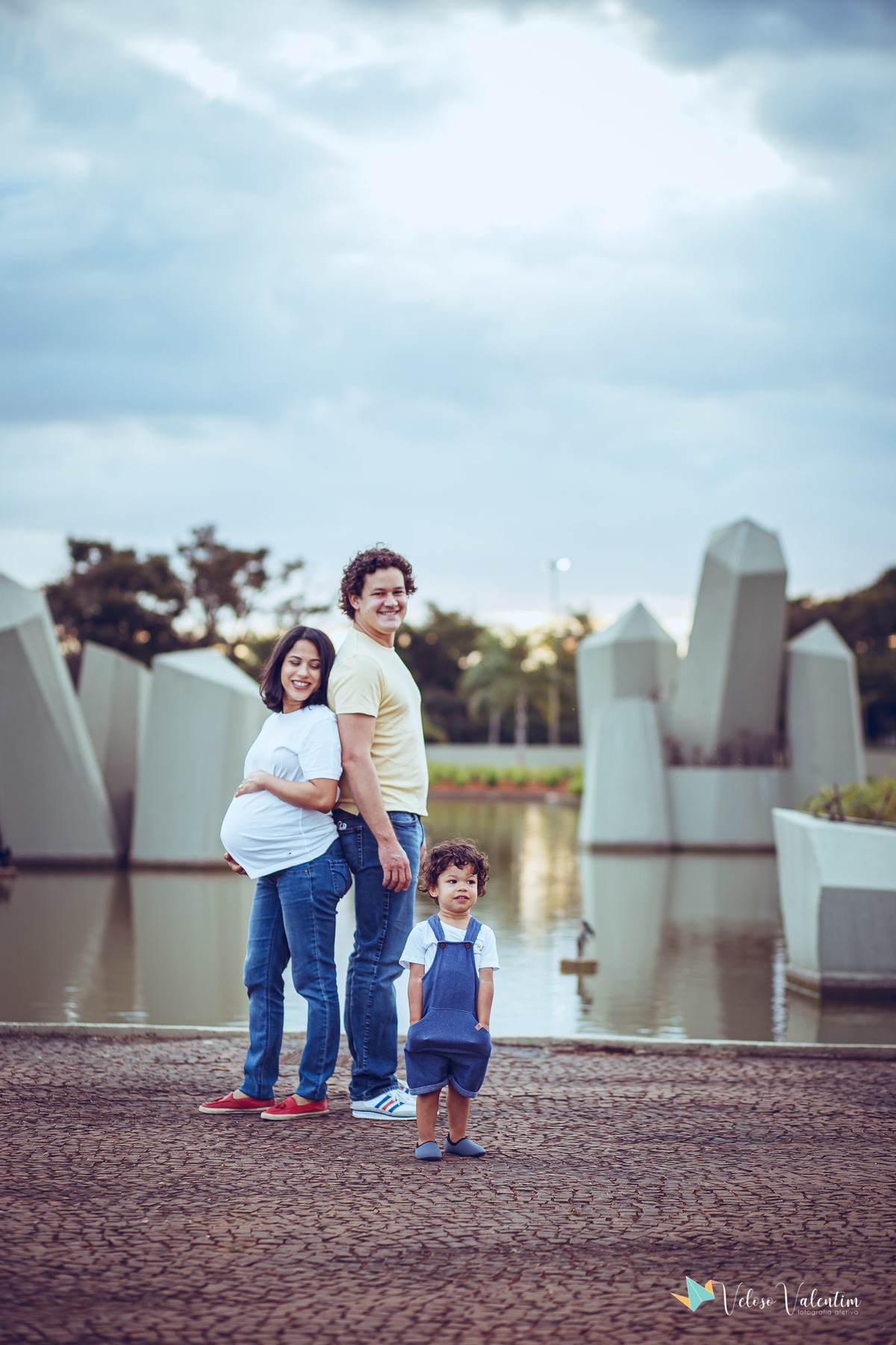 mulher grávida com marido e filho mais velho