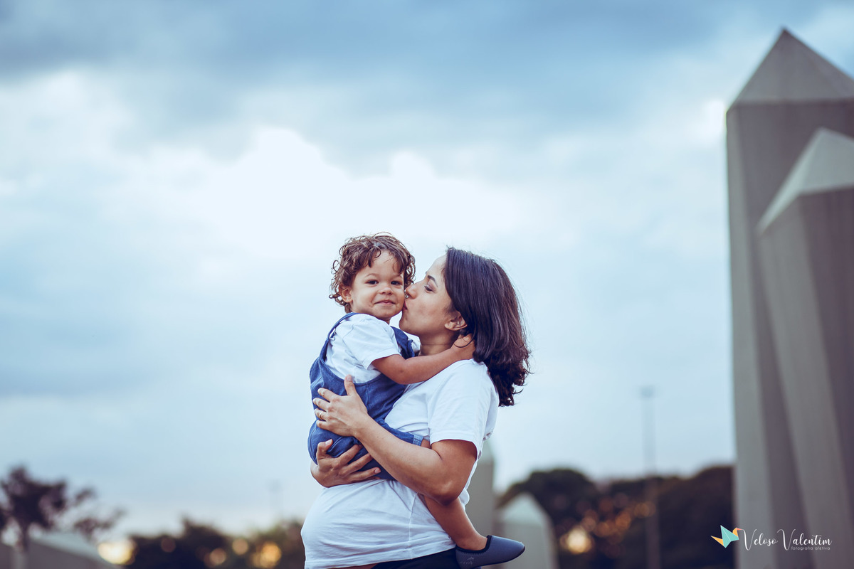 menino no colo da mãe gesante