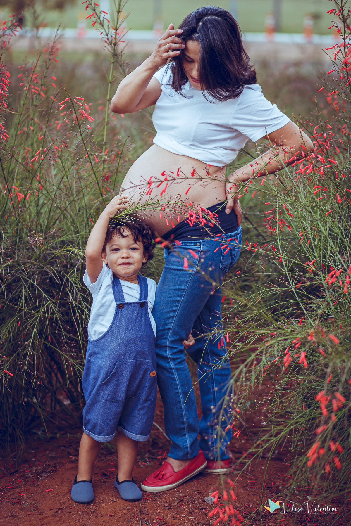 criança com a barriga da mãe