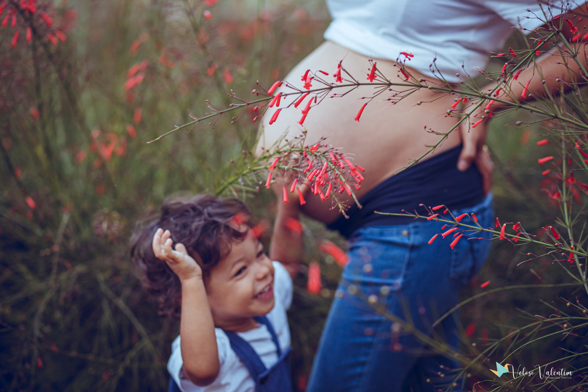 menino brinca com a barriga da mãe grávida
