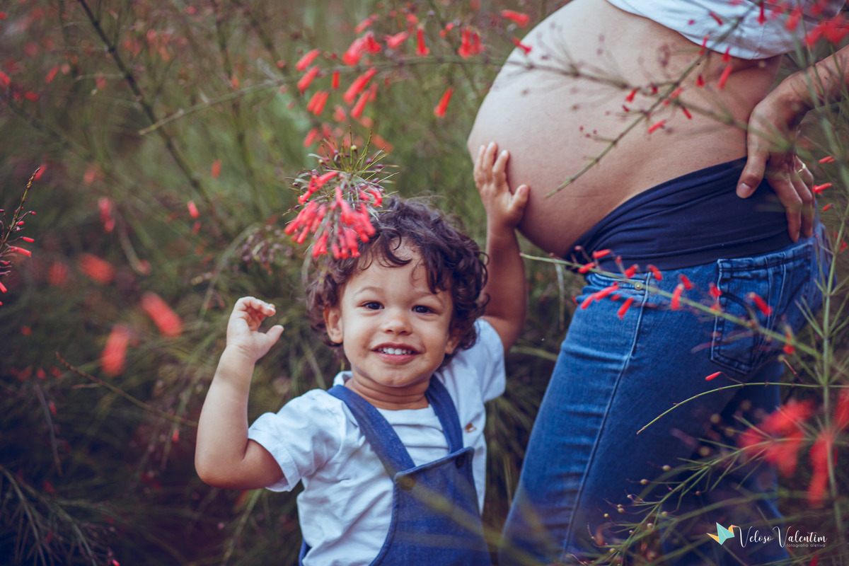 menino com a mão na barriga da mãe grávida