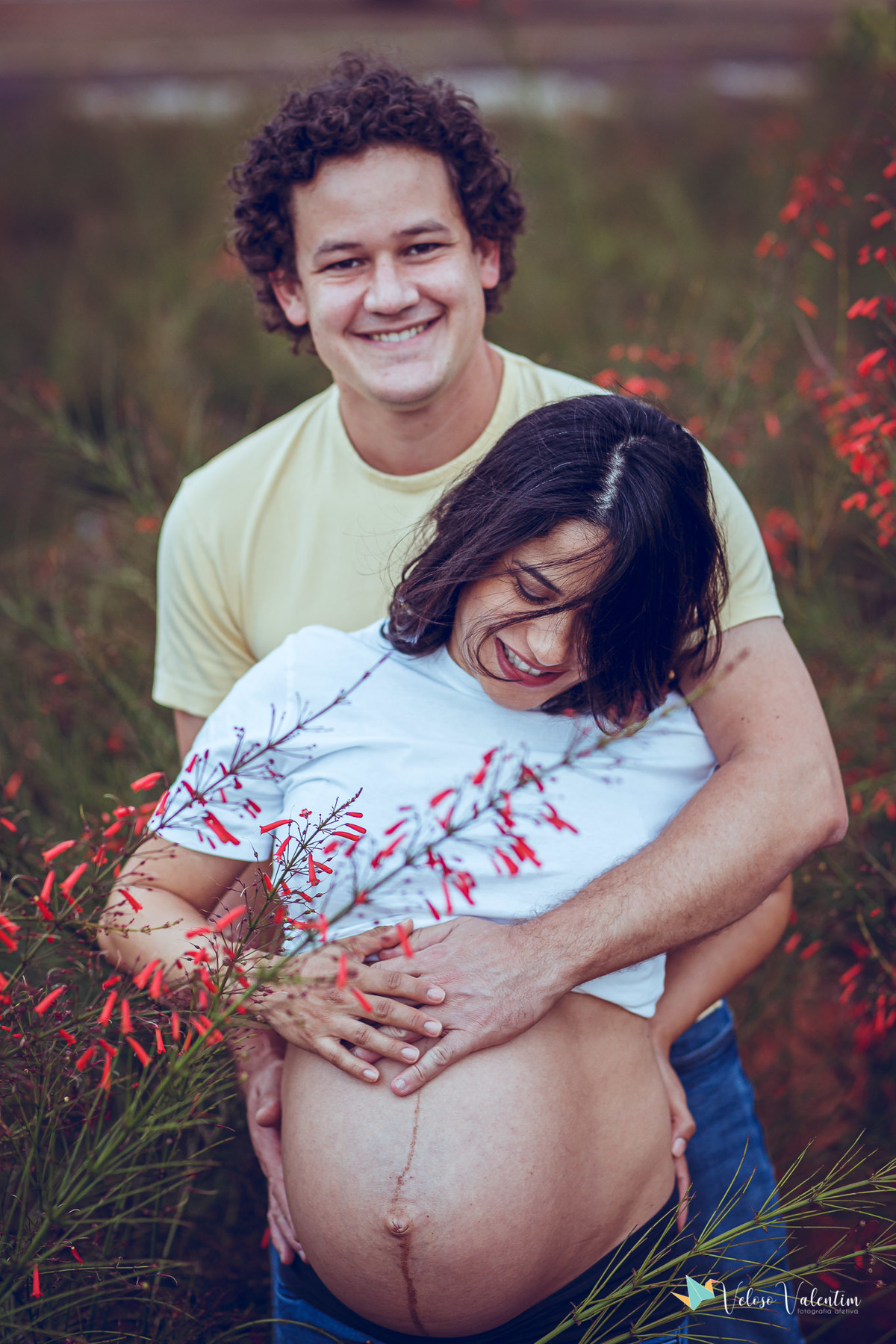 casal abraçado mulher grávida