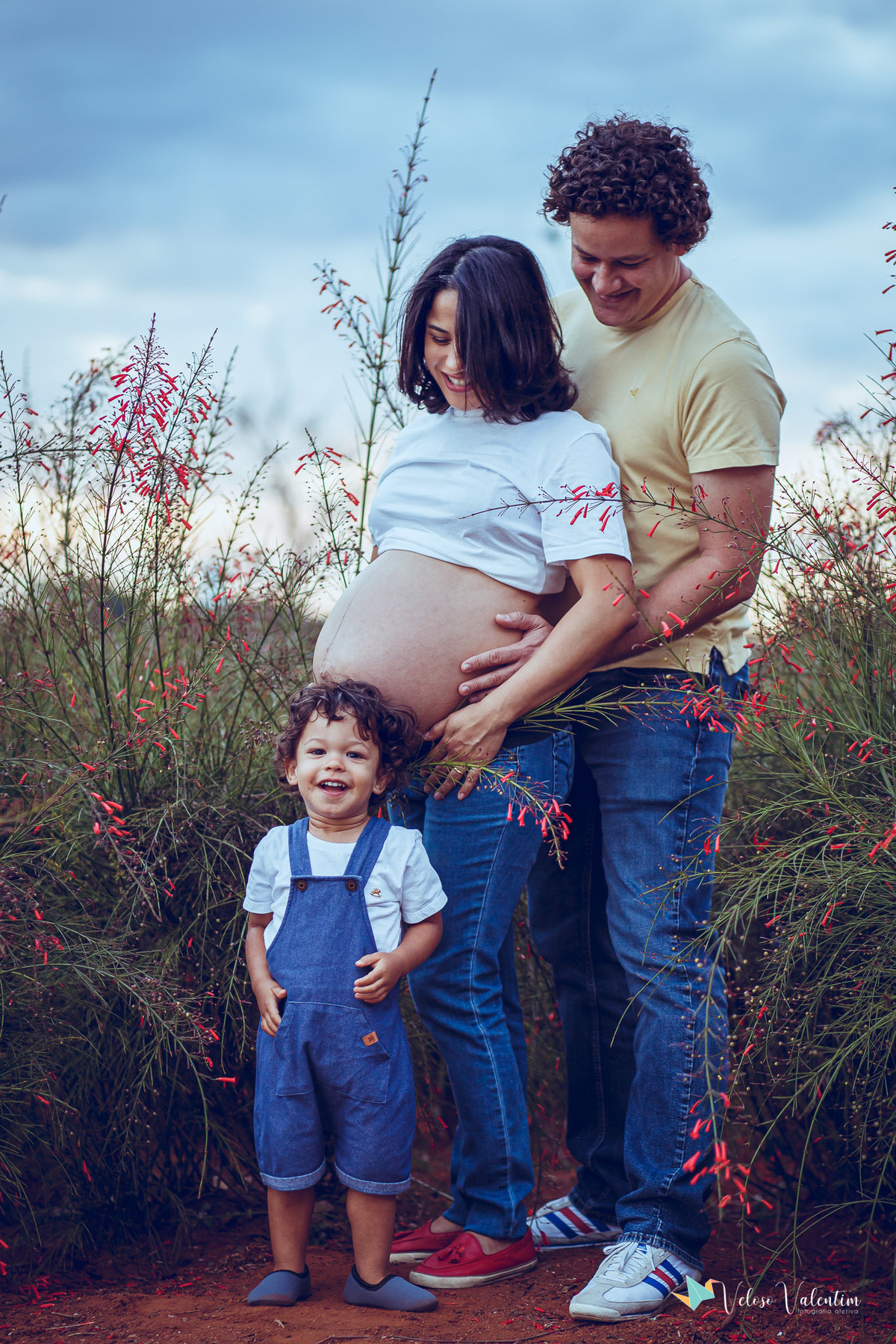 família mostrando a barriga da mãe
