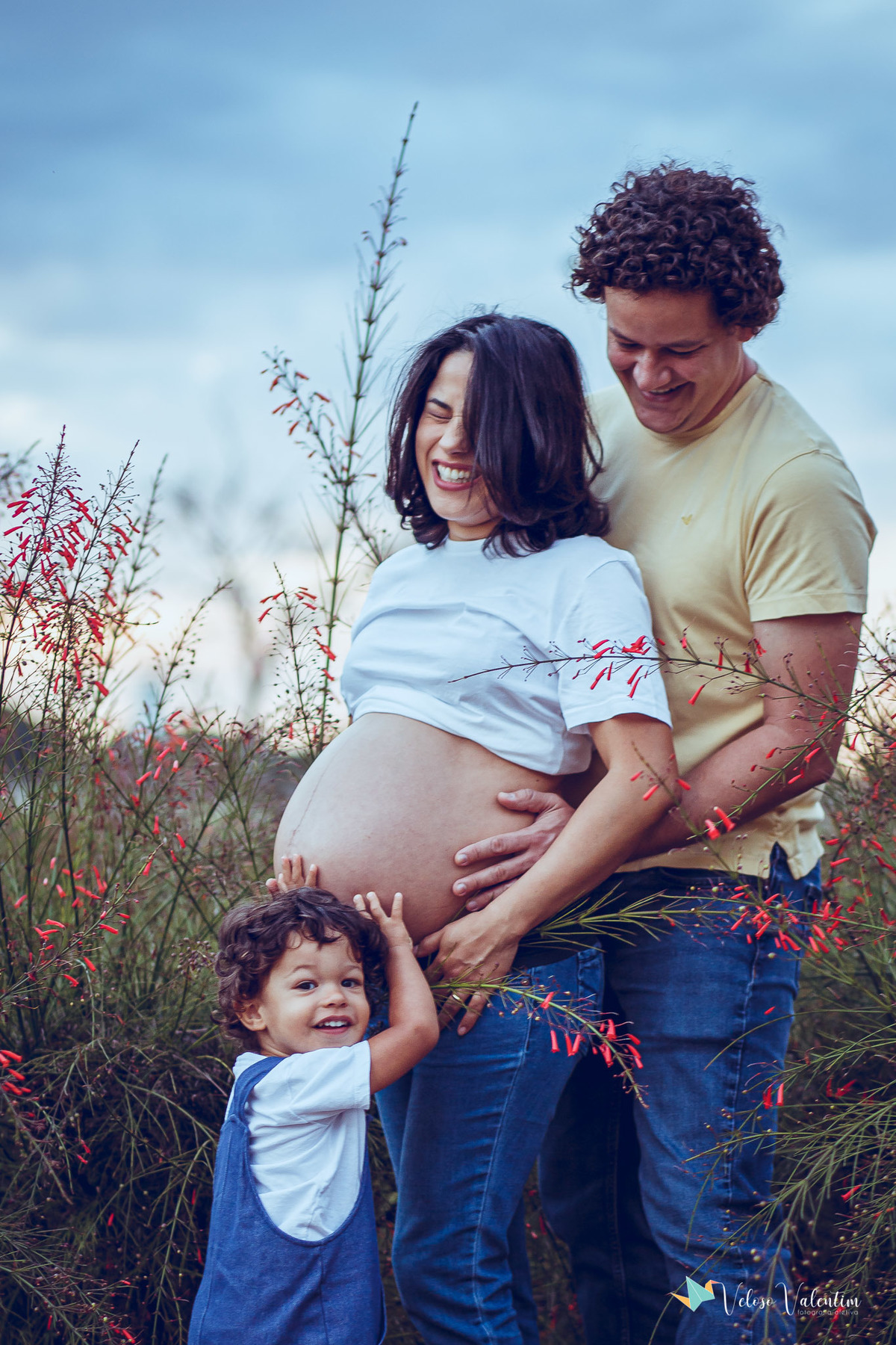 mulher rindo com homem e filho