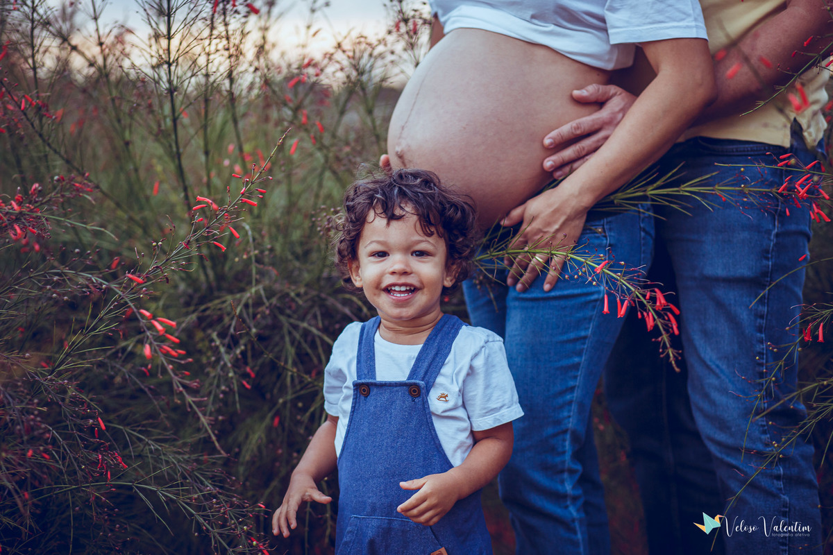 casal e filho posando com flores