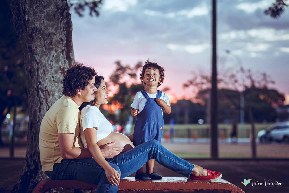 família sentada feliz