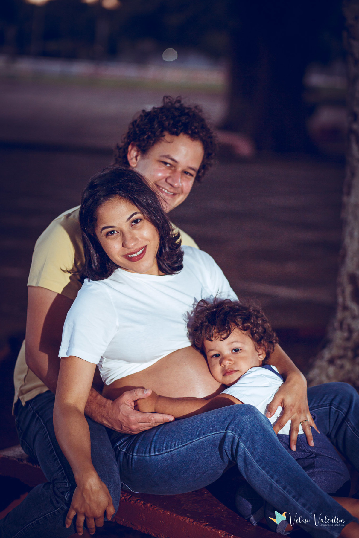 pai mãe filho e bebê na barriga