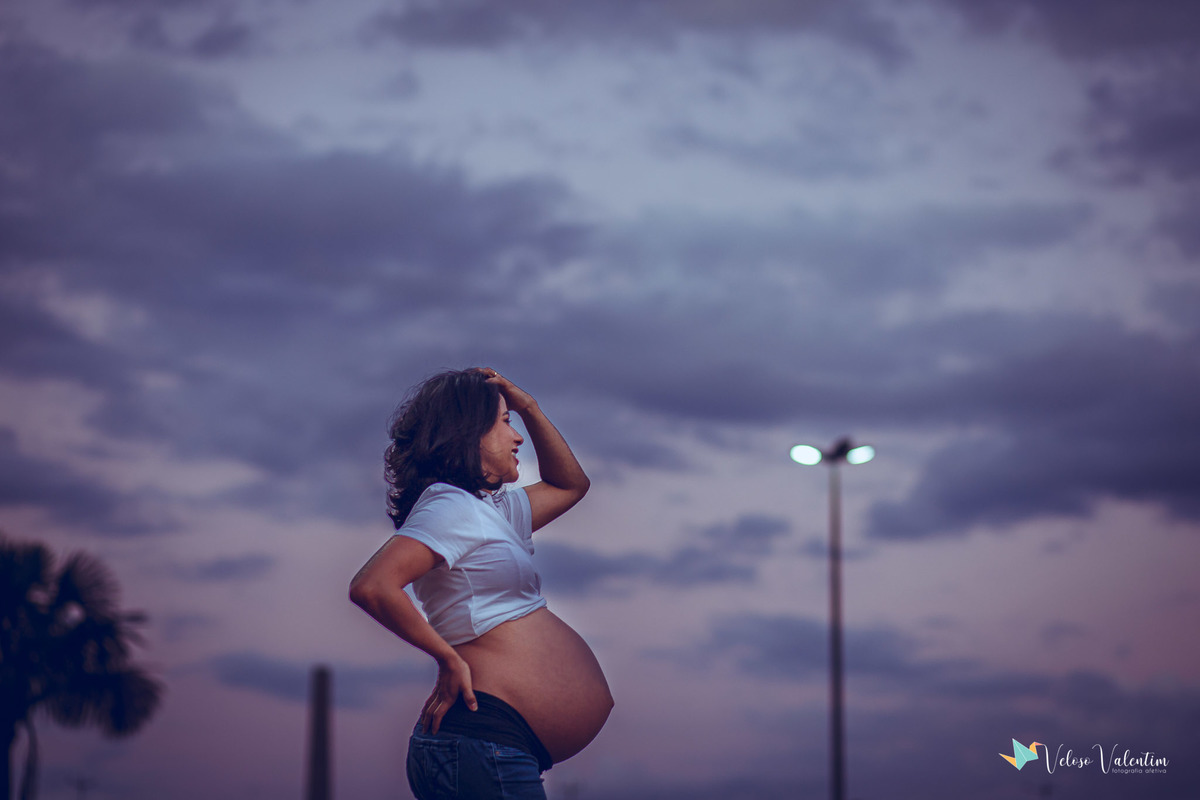 perfil de grávida no céu do fim do dia