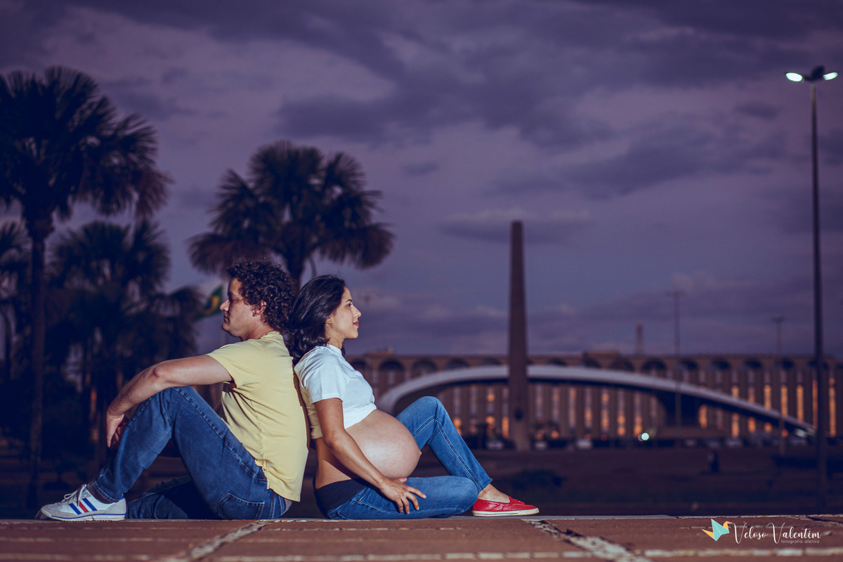 casal sentado de costas um para o outro