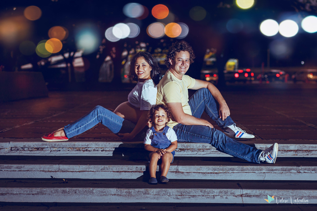 família sentada na escada de noite