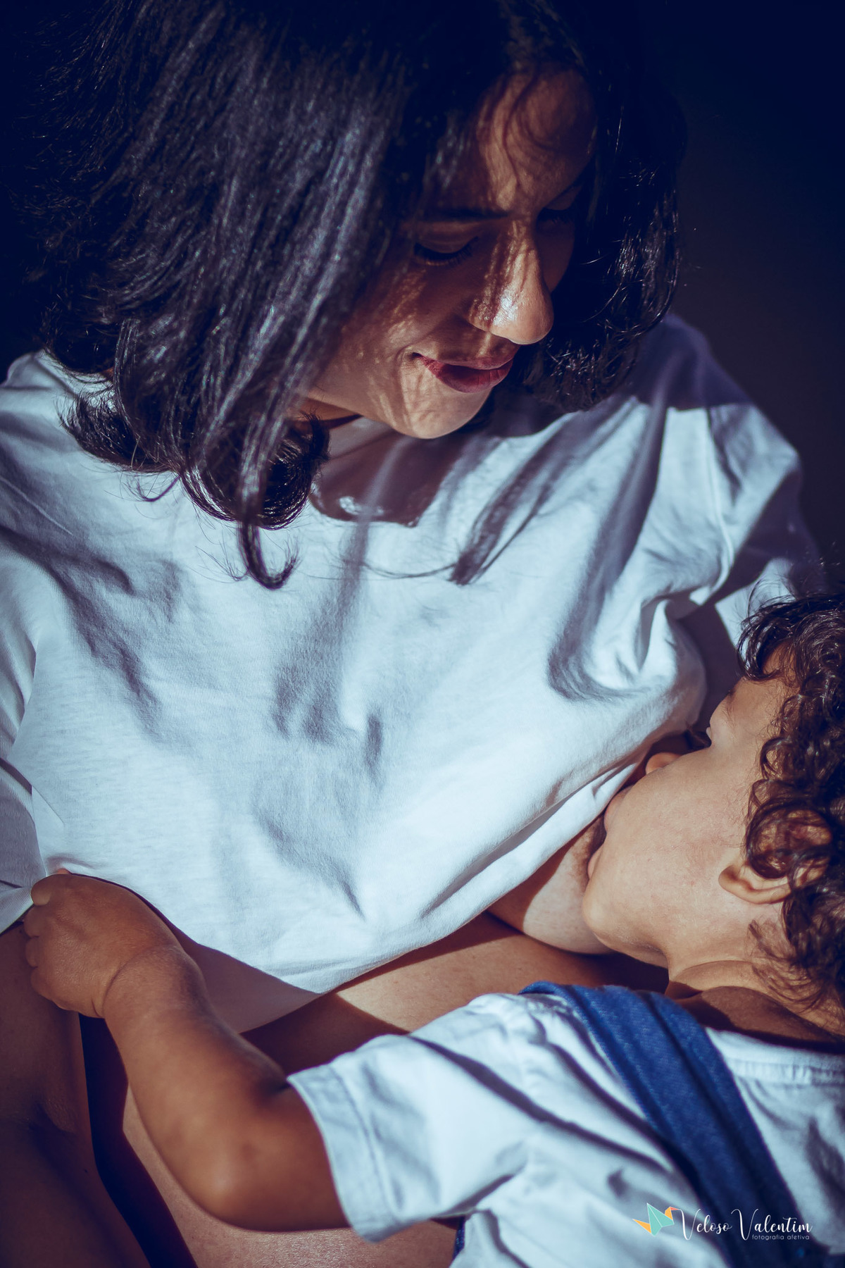 mãe amamentando o filho