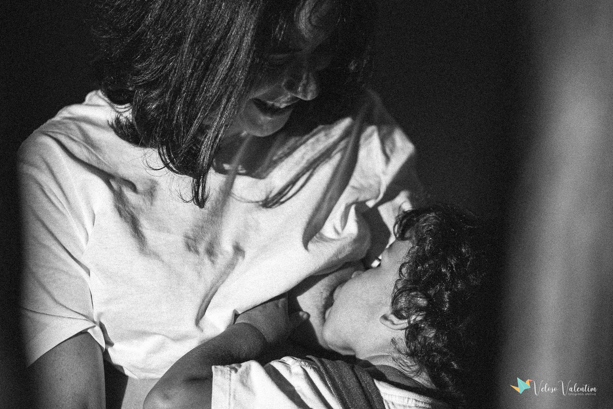 mulher grávida amamentando lactogestação