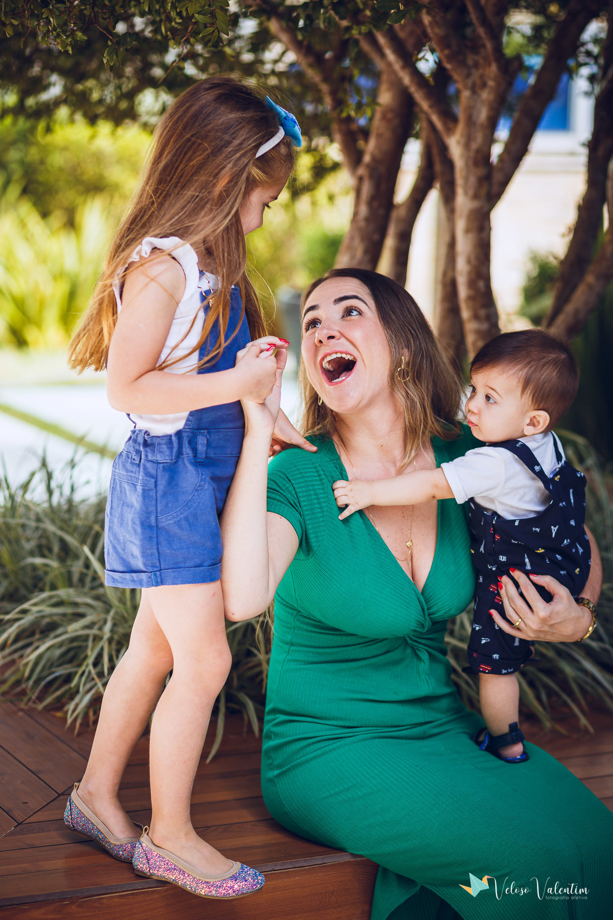 mãe rindo com filhos