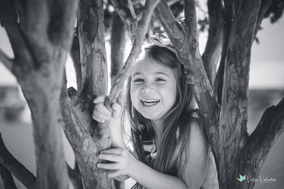 menina na árvore em preto e branco