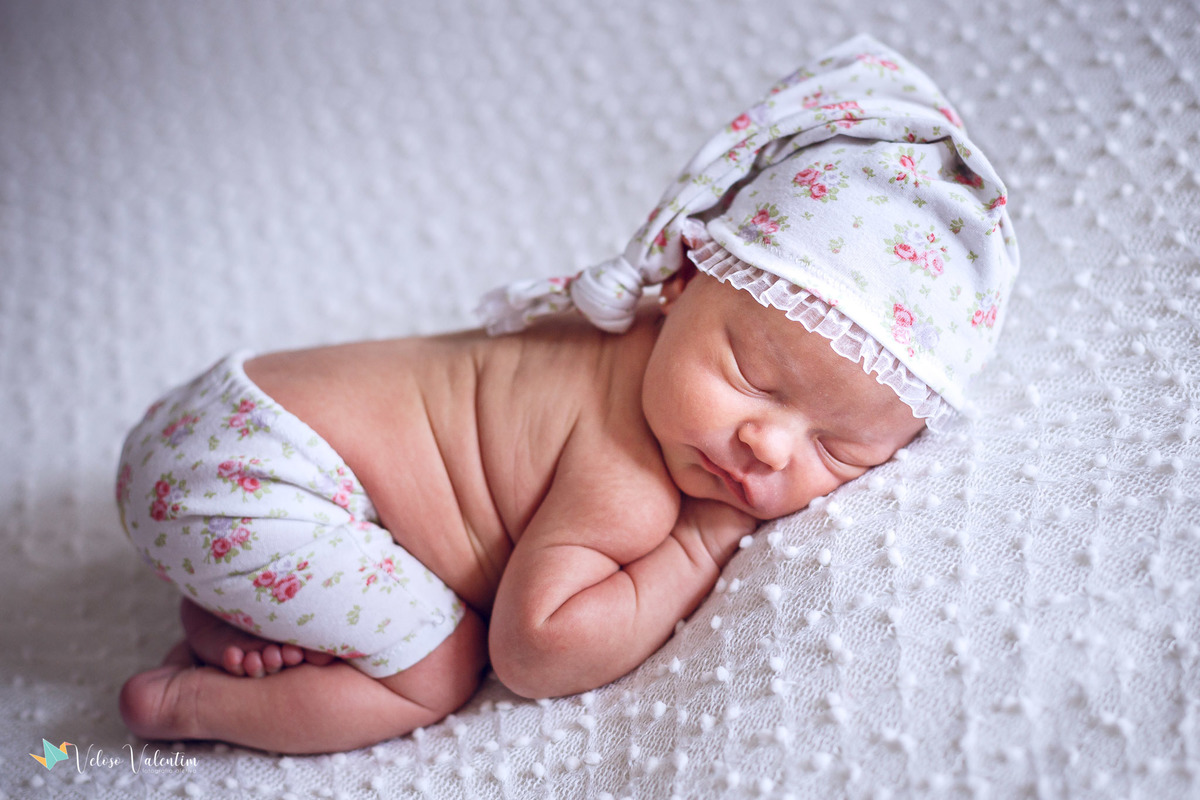 bebê dormindo de touquinha florida ensaio newborn em casa Brasília