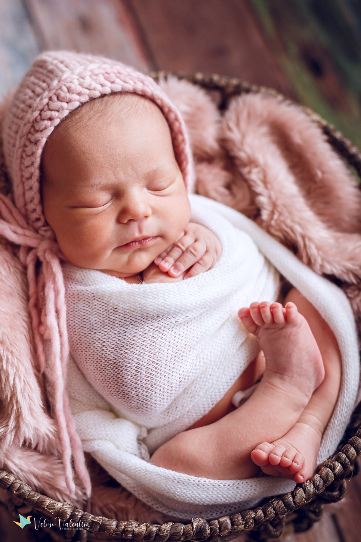 bebê deitada dormindo com touca rosa ensaio newborn em casa Brasília