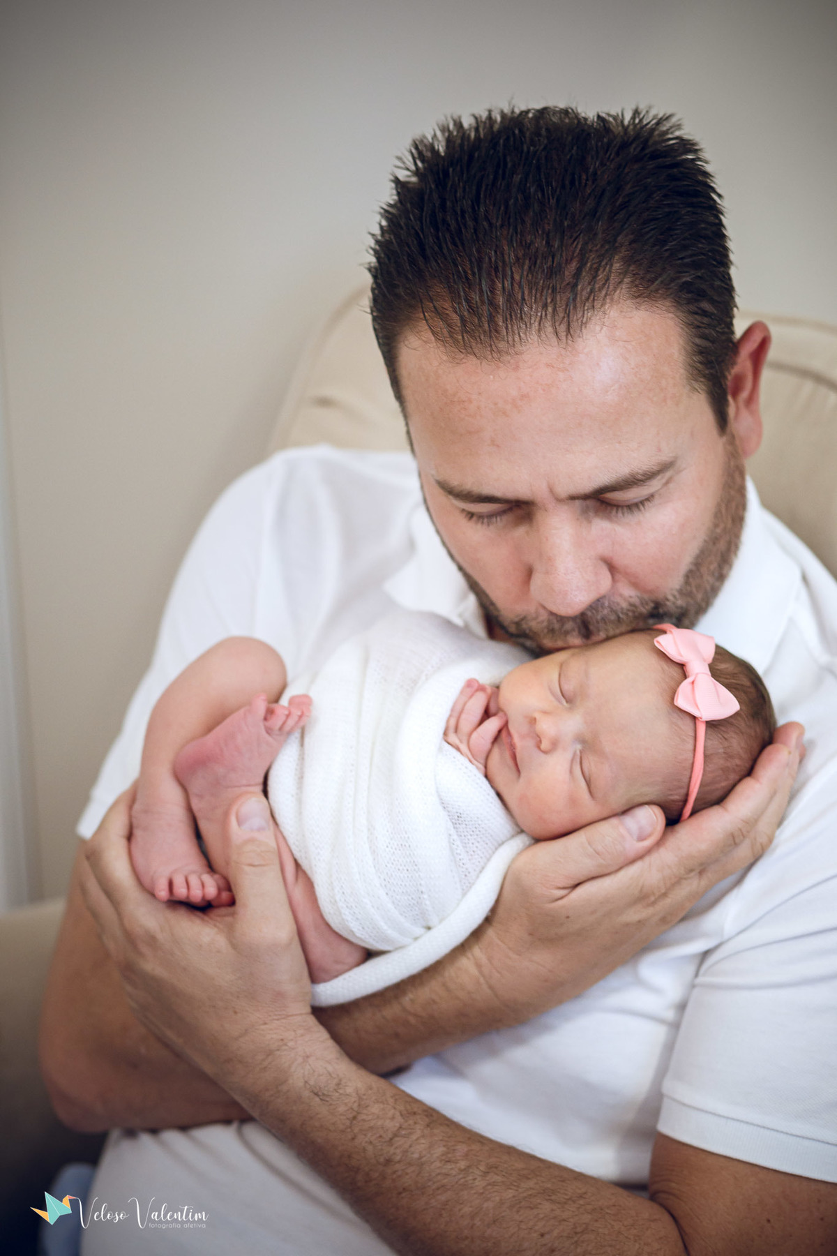 bebê deitada dormindo no colo do pai ensaio newborn em casa Brasília