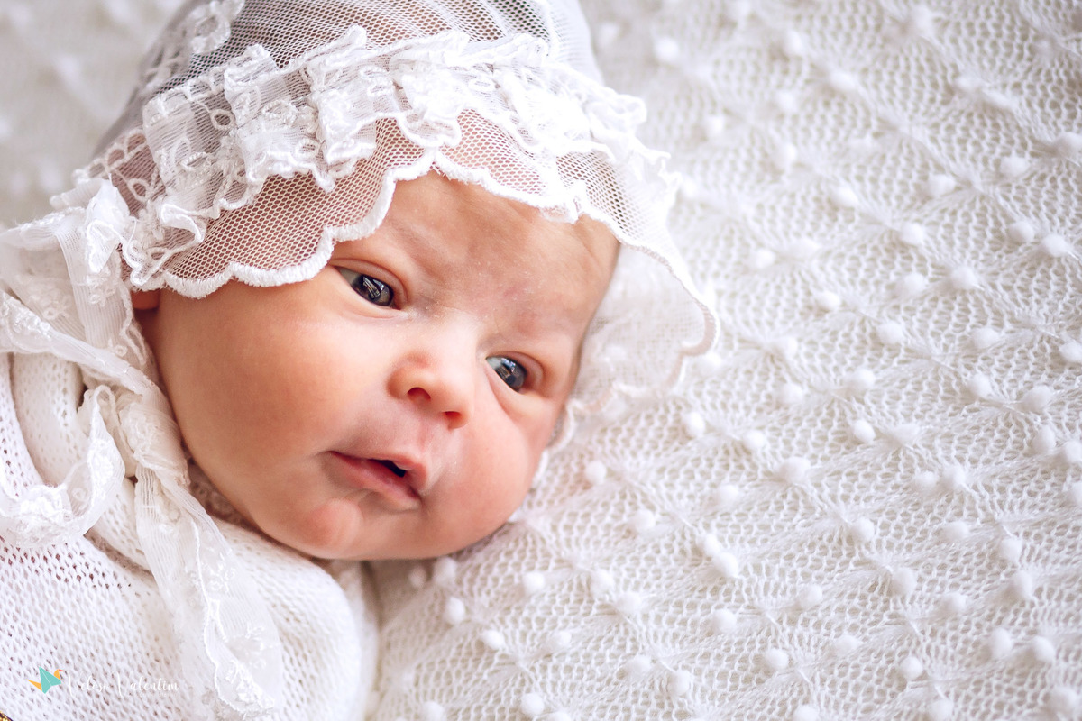 rostinho de bebê com touca branca ensaio newborn em casa Brasília