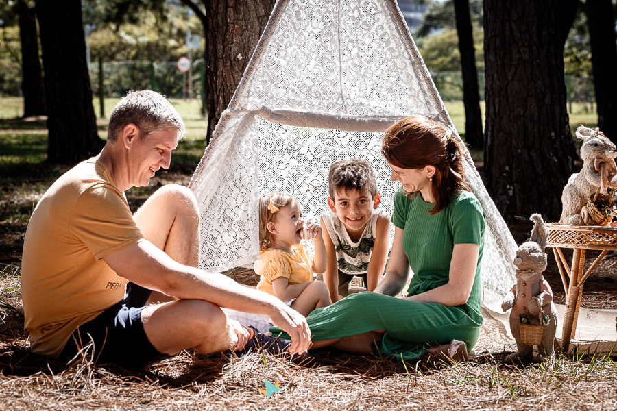 ensaio páscoa família parque da cidade Brasília ar livre picnic piquenique festa pais e filhos sentados no chão tenda de renda