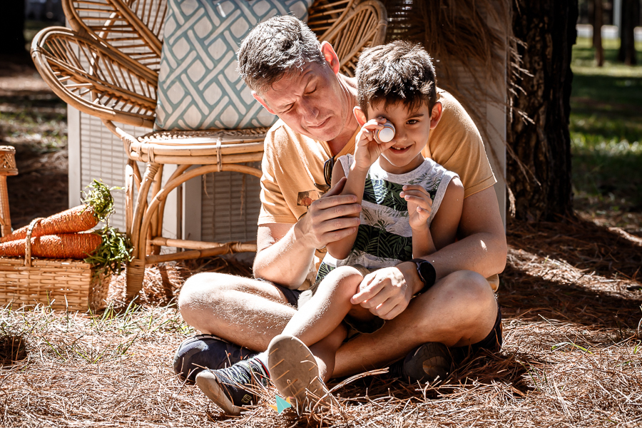 ensaio páscoa família parque da cidade Brasília ar livre picnic piquenique festa pais e filhos sentados no chão tenda de renda boho