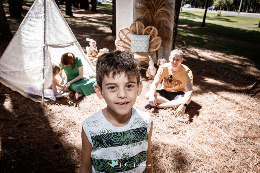 ensaio páscoa família parque da cidade Brasília ar livre picnic piquenique festa pais e filhos sentados no chão tenda de renda boho