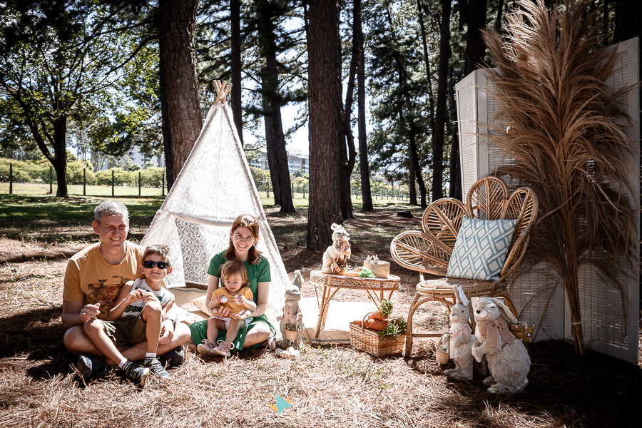 ensaio páscoa família parque da cidade Brasília ar livre picnic piquenique festa pais e filhos sentados no chão tenda de renda boho