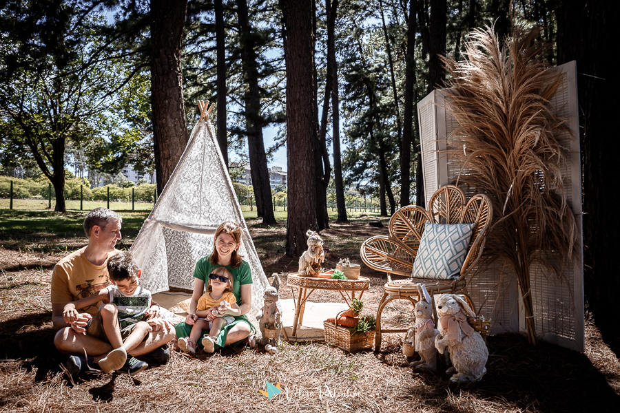ensaio páscoa família parque da cidade Brasília ar livre picnic piquenique festa pais e filhos sentados no chão tenda de renda boho