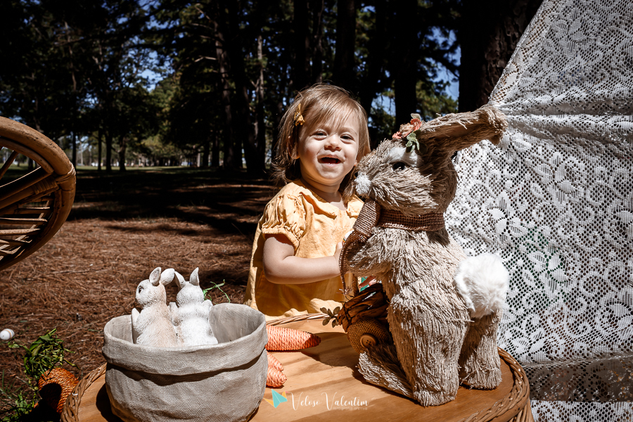 ensaio páscoa família parque da cidade Brasília ar livre picnic piquenique festa menina vestido amarelo com coelho e tenda de renda boho