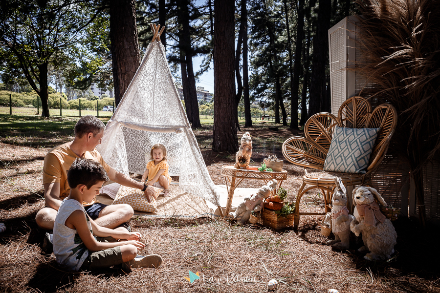 ensaio páscoa família parque da cidade Brasília ar livre picnic piquenique festa pais e filhos sentados no chão tenda de renda boho