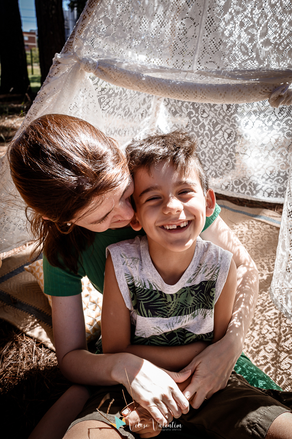 ensaio páscoa família parque da cidade Brasília ar livre picnic piquenique festa mãe e filho tenda de renda boho