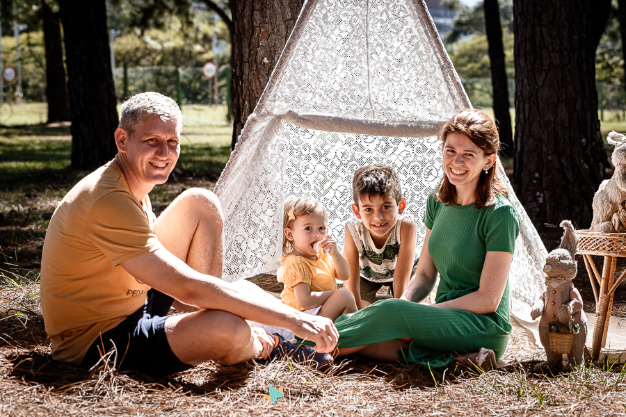ensaio páscoa família parque da cidade Brasília ar livre picnic piquenique festa pais e filhos sentados no chão tenda de renda boho