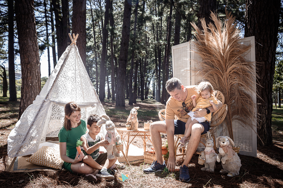 ensaio páscoa família parque da cidade Brasília ar livre picnic piquenique festa pais e filhos sentados no chão tenda de renda boho