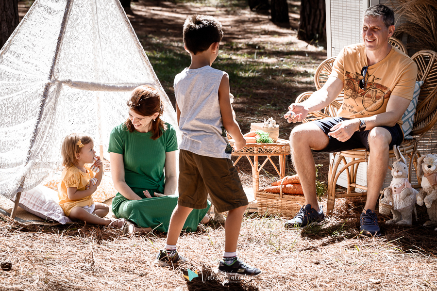 ensaio páscoa família parque da cidade Brasília ar livre picnic piquenique festa pais e filhos sentados no chão tenda de renda boho